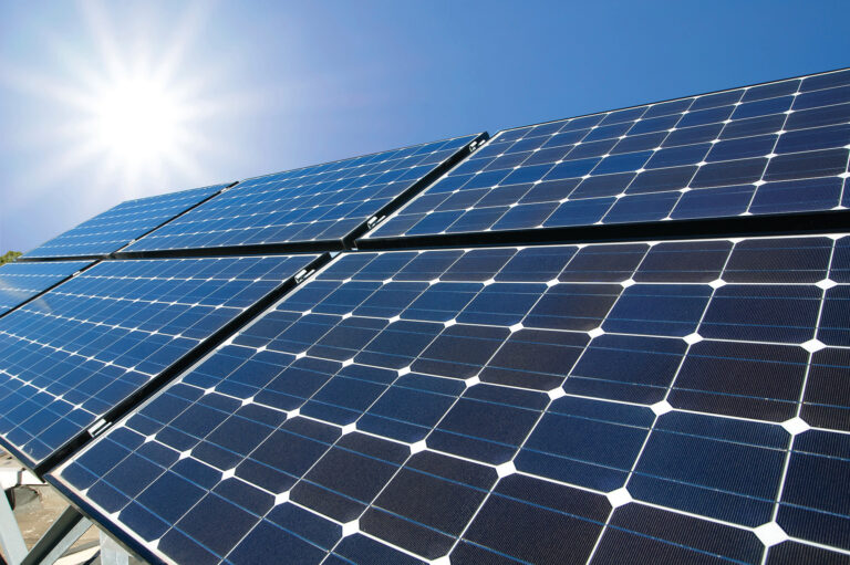 Leia mais sobre o artigo Energia solar em telhados e pequenos terrenos ultrapassa marca de 400 mil consumidores no Brasil