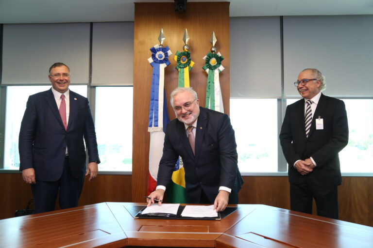 Leia mais sobre o artigo Petrobras assina memorando de entendimento com TotalEnergies e Casa dos Ventos para avaliação de oportunidades em energias renováveis