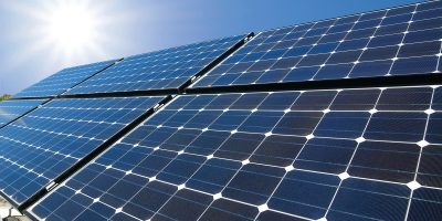 Energia solar em telhados e pequenos terrenos ultrapassa marca de 400 mil consumidores no Brasil