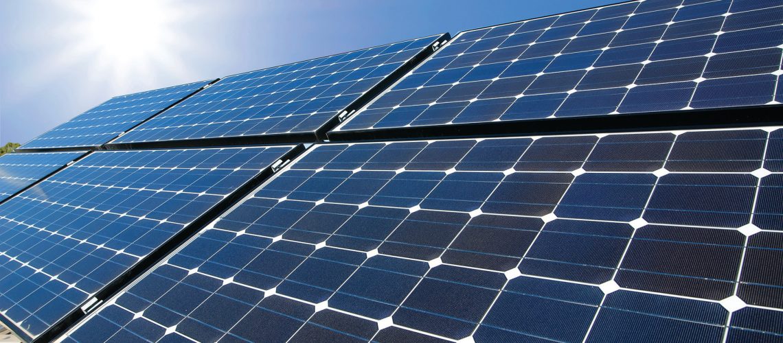Energia solar em telhados e pequenos terrenos ultrapassa marca de 400 mil consumidores no Brasil