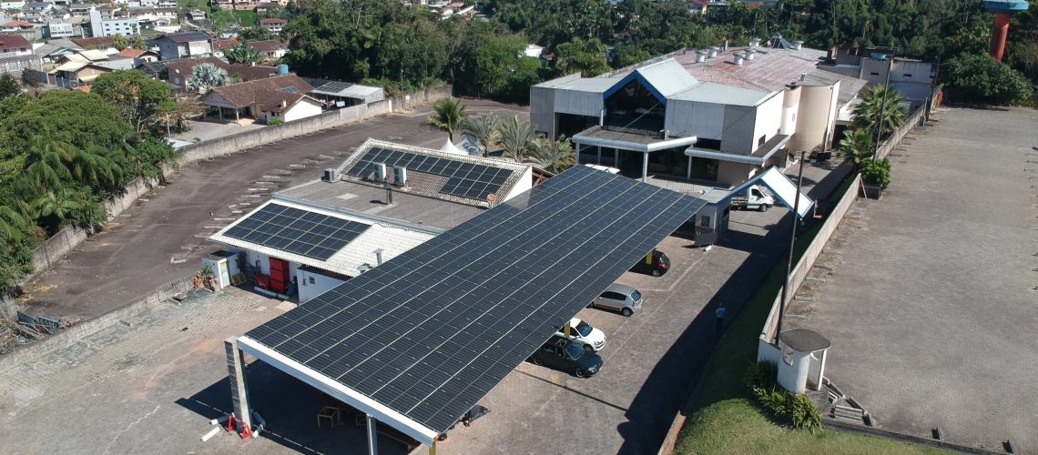 Garagem que gera energia conheça o carport solar