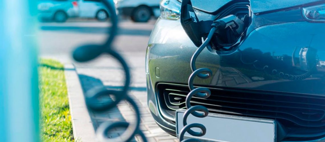 Metas de adoção de veículos elétricos são inatingíveis dentro dos prazos regulatórios, diz indústria automotiva global