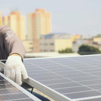 Novas instalações de painéis solares em telhados atingem 7 gigawatts e investimentos de R$ 36 bilhões este ano no país