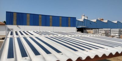 Primeira telha fotovoltaica de fibrocimento do Brasil recebe registro do Inmetro
