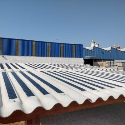 Primeira telha fotovoltaica de fibrocimento do Brasil recebe registro do Inmetro