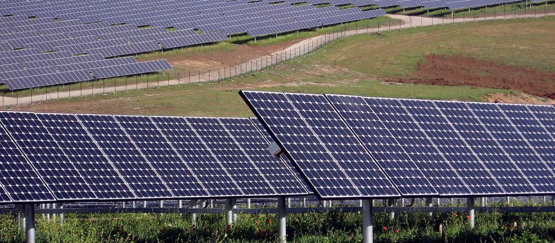 Aumento na conta de luz eleva em 22,7% financiamento de painéis solares no Brasil