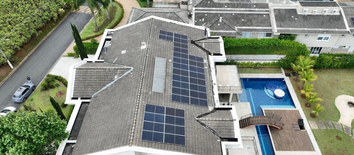 Com sistema híbrido de energia solar, residência em São Paulo reduz a conta de energia em quase R$ 25 mil por ano