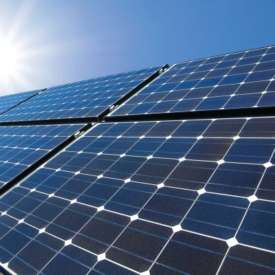 Energia solar em telhados e pequenos terrenos ultrapassa marca de 400 mil consumidores no Brasil