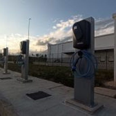 Infraestrutura de recarga para veículos elétricos gera desafios e oportunidades