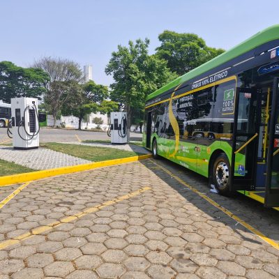 Magnani entrega 49 carregadores elétricos para empresas de transporte no RS e SP