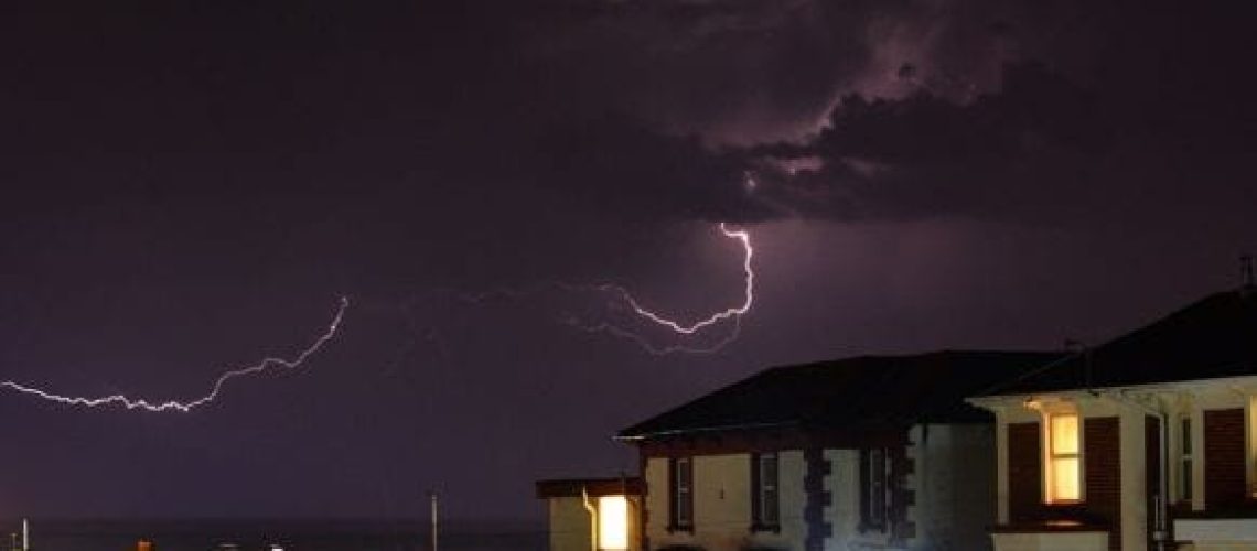 Oscilação de energia saiba como proteger os aparelhos da sua casa e empresa