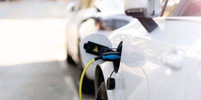 Uso de energia solar para abastecimento de carros elétricos